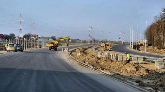 S17: Drogowcy cieszą się pogodą i nadrabiają