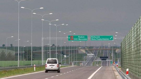 S17: Kradną i śmiecą na ekspresówce. Wyrzucają telewizory i wyrywają krzewy