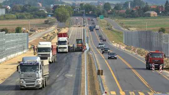 S17: Pogoda sprzyja drogowcom. Nie zwalniają tempa