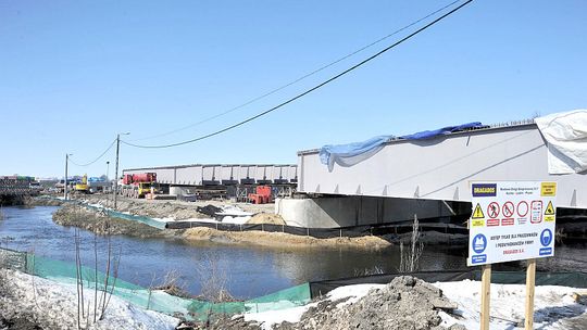 S17: Powstaje estakada nad doliną. Budują od rana do wieczora