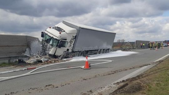 S17 Warszawa – Lublin zablokowana. Scania zderzyła się z busem