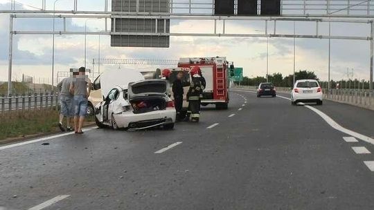 S19: BMW uderzyło w barierę na zachodniej obwodnicy Lublina (zdjęcia)