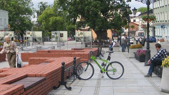 Są już ścieżki rowerowe, przydałoby się więcej stojaków
