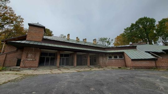 Są pieniądze, będzie remont. Myśliwi biorą się za dawny dom dziecka