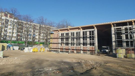 Są ściany, jest dach, będzie sala gimnastyczna dla I LO w Lublinie