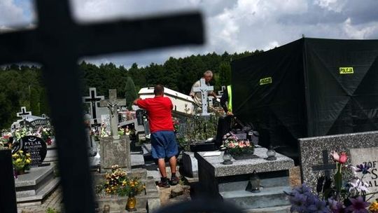 Są wynik badań DNA: To ksiądz podpalił się przy grobie swoich rodziców