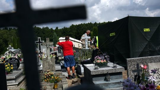 Są wyniki sekcji zwłok księdza, który podpalił się na cmentarzu
