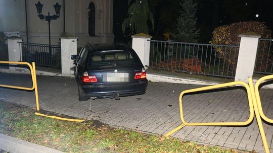 Auto w ogrodzeniu