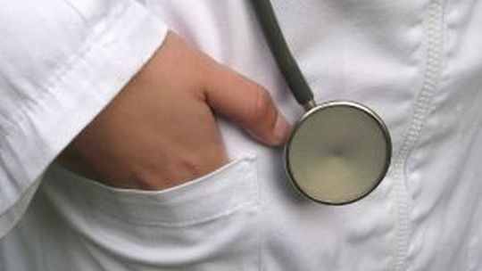 Sąd łagodny dla lekarza. Będzie dalej pracował