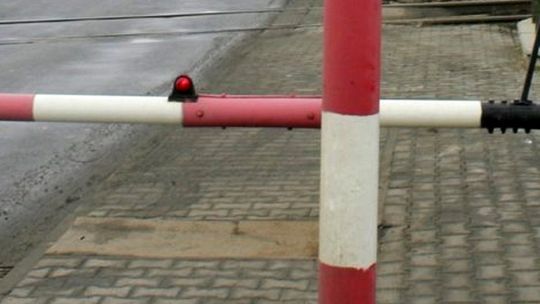 Sadurki: Dróżnik bawił się szlabanem