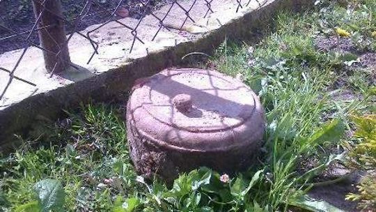 Sadził tuję w ogródku, znalazł minę przeciwpancerną