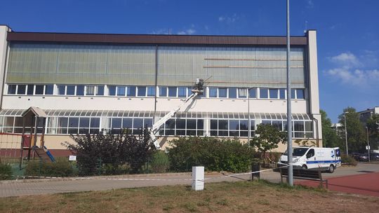 Sala gimnastyczna zamknięta. Pękła ściana w szkole 