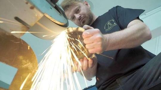 Salada, armet i 8 miesięcy z młotkiem w ręku. Czyli, jak się robi zbroję rycerską