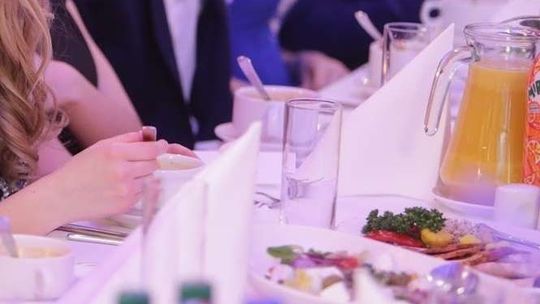 Salmonella na studniówce, zatruło się 28 osób. Wszystko przez surowe mięso?