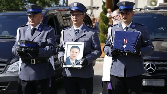 Salwa honorowa i sygnały radiowozów. Policjanci pożegnali kolegę, który zginął w wypadku