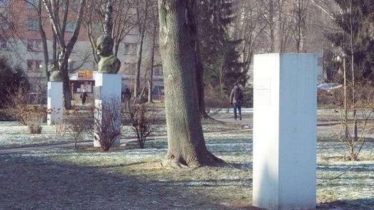 Sam nie dał rady ukraść popiersia rektora. Koledzy zrobili mu prezent