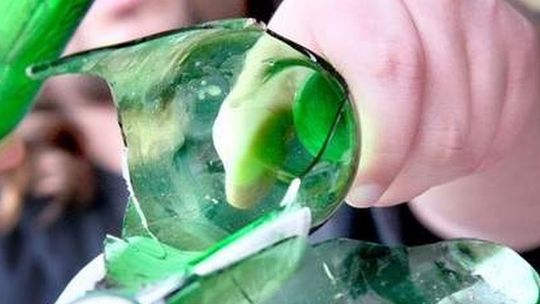 Sami pocięli sobie ręce rozbitą butelką i mówili, że to był napad