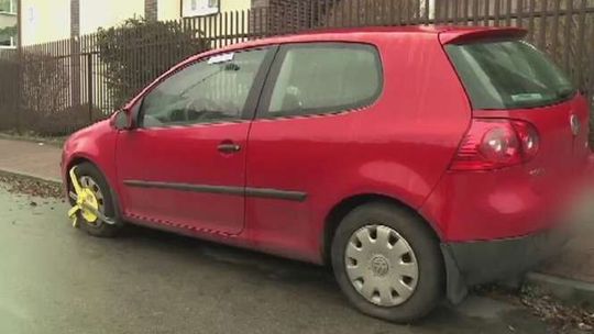 Samochód Andrzeja Dudy z blokadą na kole. "Prawo obowiązuje wszystkich"