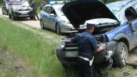 Samochód dachował, kierowca wypadł. 49-latek zginął na miejscu