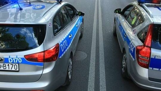 Samochód dachował na obwodnicy. Kierowca w szpitalu, droga zablokowana