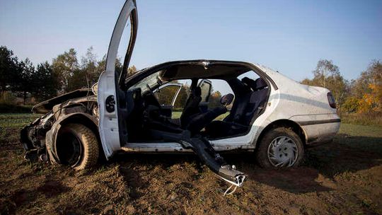 Samochód dachował na polnej drodze, kierowcę znalazła przypadkowa osoba