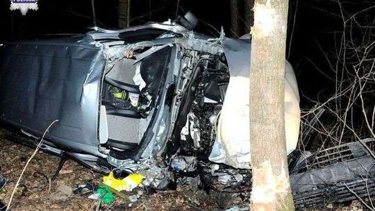 Samochód dachował na zakręcie. Ojciec zginął, syn w ciężkim stanie trafił do szpitala