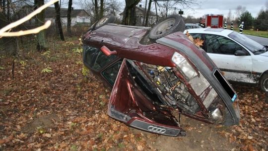 Samochód dachował, nikomu nic się nie stało
