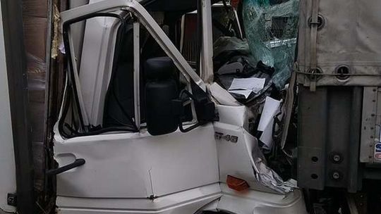 Samochód dostawczy najechał na tira. Strażacy musieli ciąć kabinę żeby uwolnić 25-latka