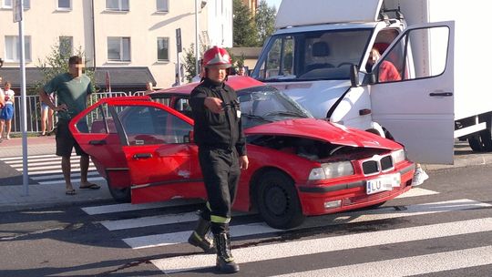 Samochód dostawczy wbił się w BMW (zdjęcia)