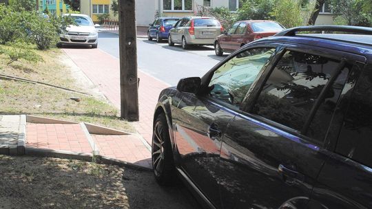 Samochód na chodniku, pieszy na ulicy. Mieszkańcy narzekają na kierowców