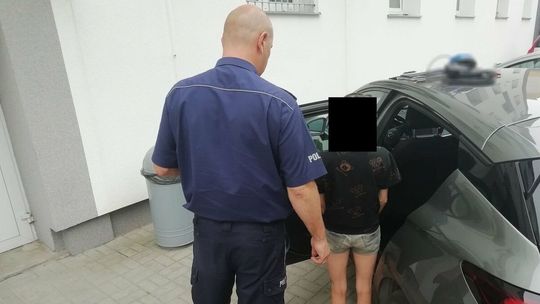 Samochód na słońcu, a w środku roczne dziecko