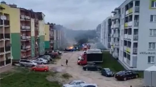 Samochód płonął pomiędzy blokami 