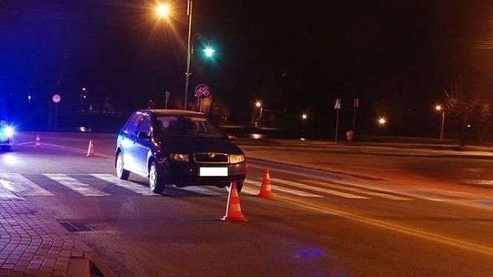 Samochód potrącił 60-latkę. Kobieta w szpitalu 