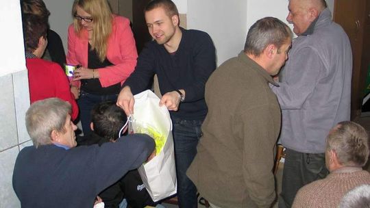 Samochód potrącił bezdomnego. Firma rozdała odblaski