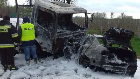 Samochód spłonął po wypadku. "Zanim wybuchł pożar, kierowca jeszcze żył"