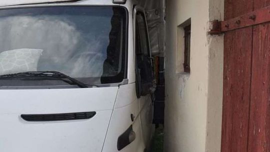 Samochód stoczył się i przycisnął go do ściany. 18-latek nie żyje