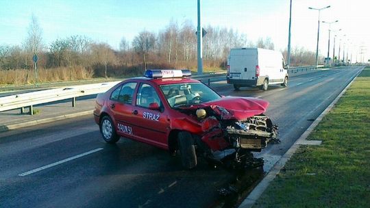 Samochód Straży Pożarnej uderzył w latarnię