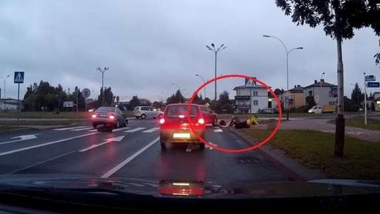 Samochód uderzony przez inne auto wjeżdża w pieszych na przejściu [WIDEO]