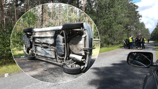 Samochód uderzył w drzewo i przewrócił się na bok. Kierowca w szpitalu