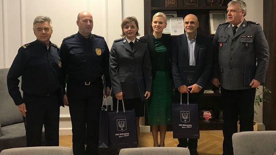 Samochód uderzył w drzewo, za kierownicą nieprzytomna kobieta. Żyje dzięki ich reakcji