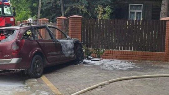 Samochód uderzył w płot i spłonął. Kierowca nie żyje