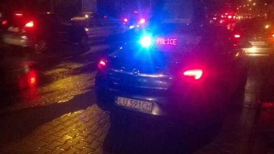 Samochód uderzył w słup. Nie działa sygnalizacja przy al. Kraśnickiej