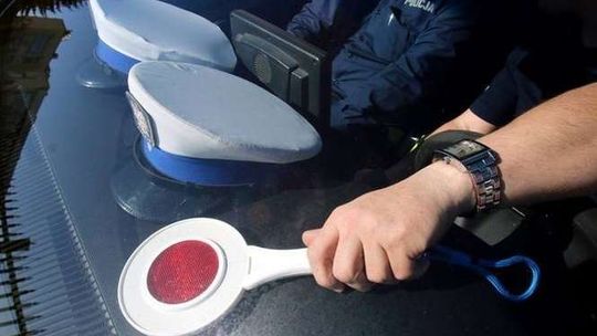 Samochód uderzył w słup. Radny policjant odpowie za jazdę z promilami