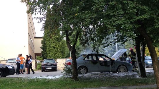 Samochód w ogniu. Strażacy gasili mazdę zaparkowaną przed sądem
