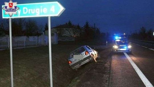 Samochód w rowie. Kierowca i pasażerowie pijani