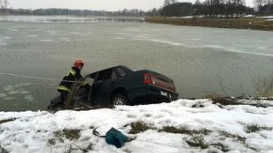 Samochód wjechał do stawu, kierowcy nic się nie stało