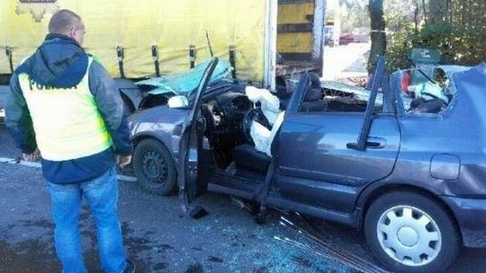 Samochód wjechał w ciężarówkę. Zginęła pasażerka