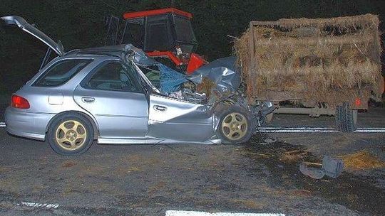 Samochód wjechał w nieoświetlony rozrzutnik obornika doczepiony do traktora