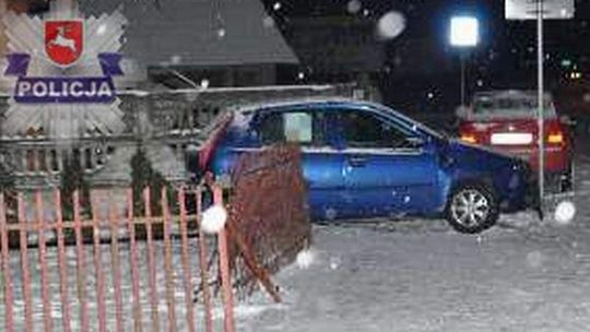 Samochód wjechał w pieszych stojących przy drodze