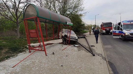 Samochód wjechał w przystanek. To nie był jedyny wypadek w piątek w Lublinie [zdjęcia]